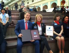 Главный врач Центра СПИД вместе Юлия Плотникова с министром здравоохранения Иркутской области Олегом Ярошенко весной на форуме «Здоровье нации» получили награду за лучшую профилактическую работу страны.
