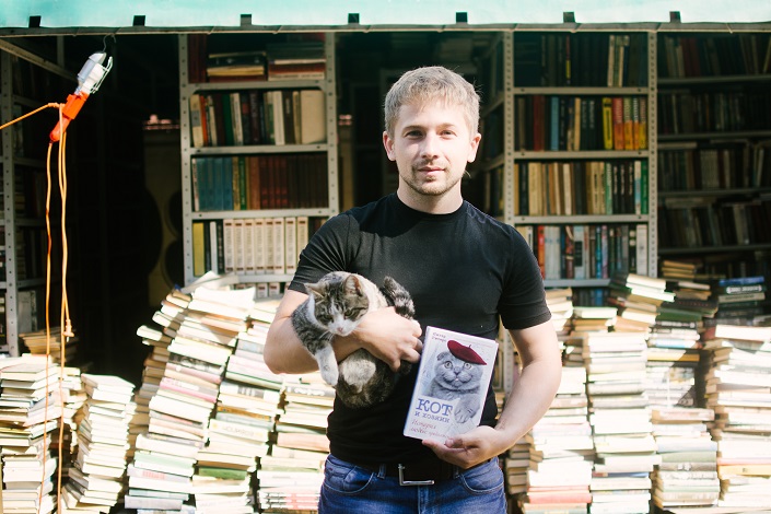 Евгений Гинтов в книжном приюте. Автор фото — Никита Пятков