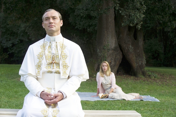 Джуд Лоу в роли папы римского. Кадр из сериала «Молодой Папа» с сайта www.kinopoisk.ru