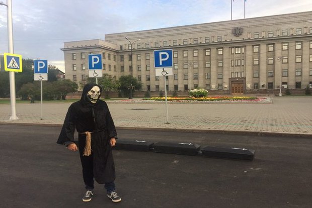 Гробы у правительства. Фото предоставлено очевидцами Гробы у правительства. Фото предоставлено очевидцами