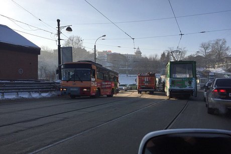 На Глазковском мосту столкнулись два пассажирских автобуса — ДТП в Иркутске