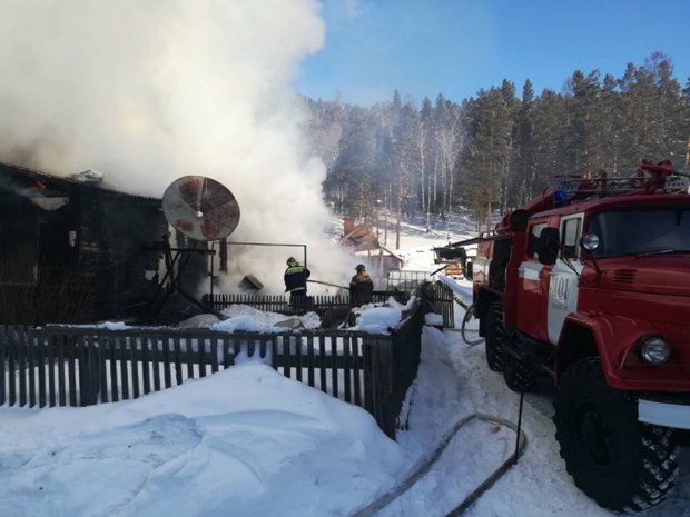 На пожаре в Большом Луге. Фото пресс-службы ГУ МЧС России по Иркутской области На пожаре в Большом Луге. Фото пресс-службы ГУ МЧС России по Иркутской области