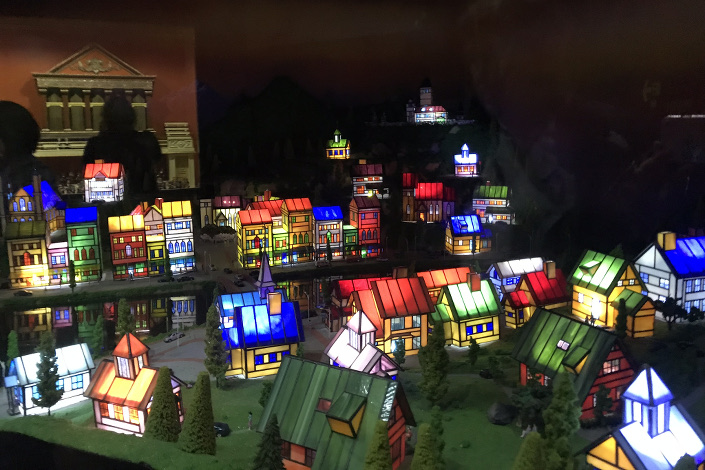 И яркий стеклянный городок