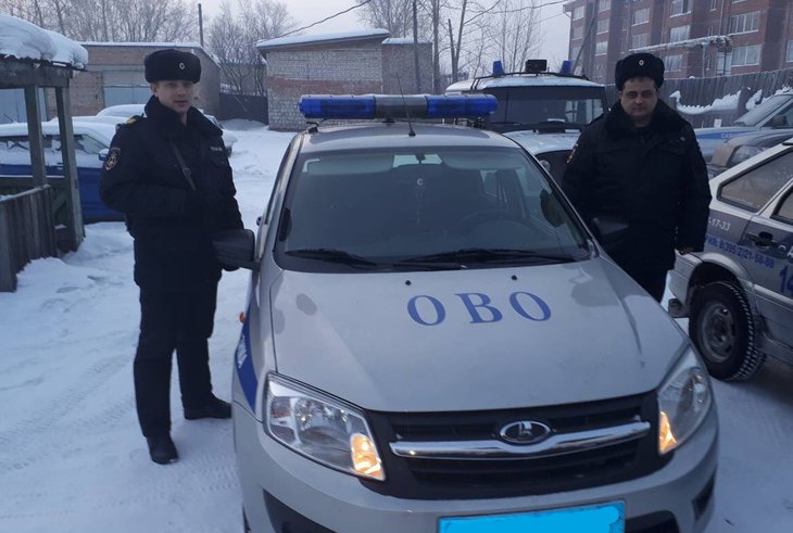 Правоохранители, задержавшие грабителя. Фото предоставлено пресс-службой Росгвардии по Иркутской области