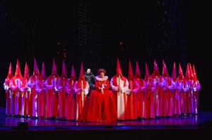 Сцена из спектакля «Две королевы». Фото с сайта www.imt.irkutsk.ru