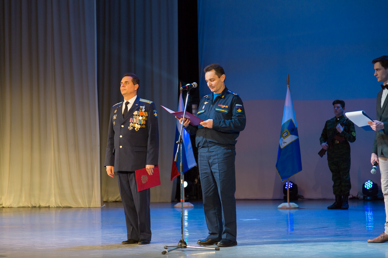 В ходе церемонии торжественно развернули два знамени — военной кафедры и Победы.