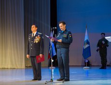 В ходе церемонии торжественно развернули два знамени — военной кафедры и Победы.