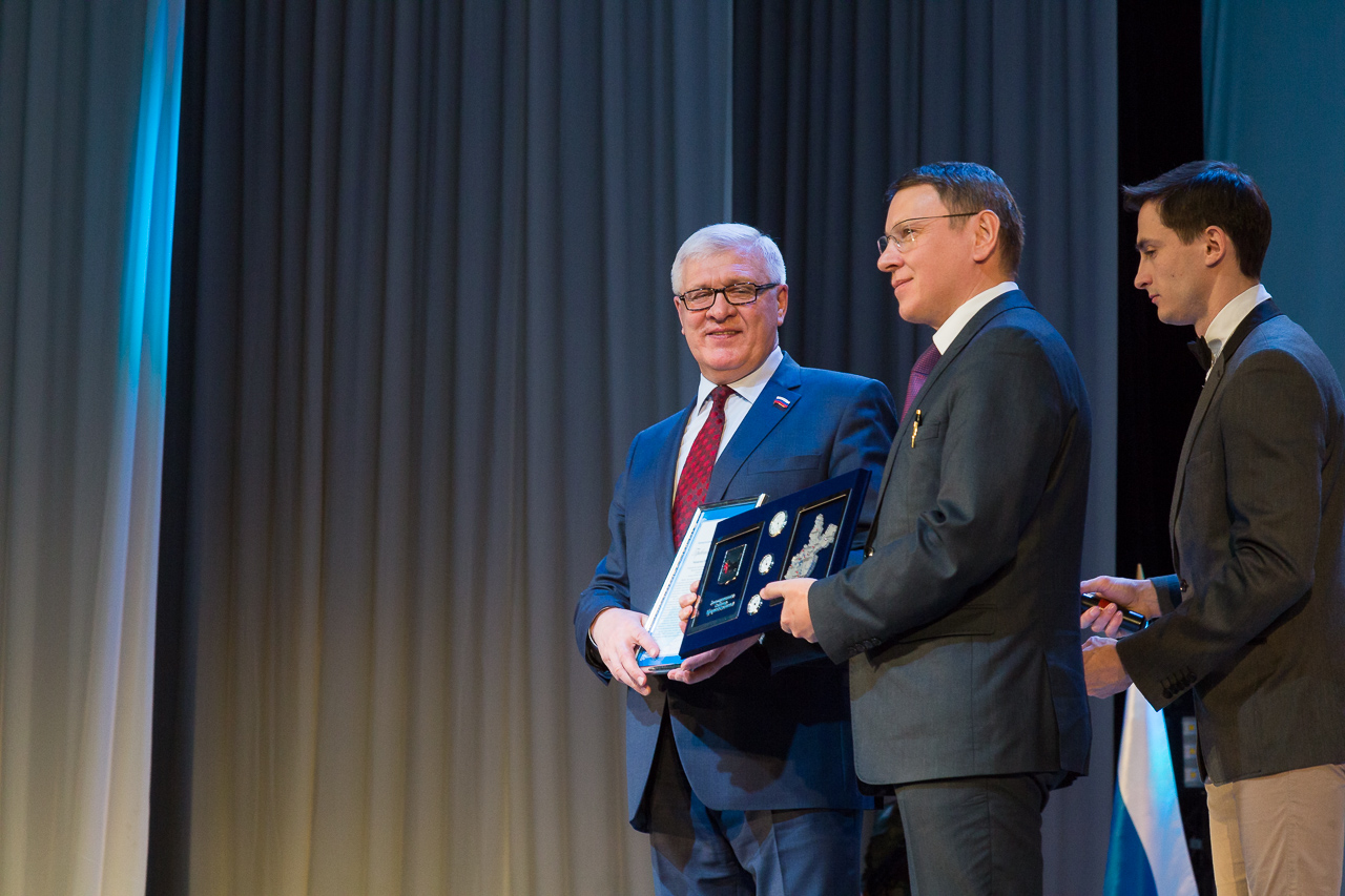 Спикер регионального парламента вручил ректору знак Законодательного собрания в поддержку  открытия военной кафедры.