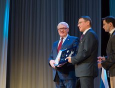 Спикер регионального парламента вручил ректору знак Законодательного собрания в поддержку  открытия военной кафедры.