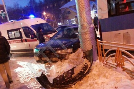 В Иркутске легковой автомобиль сбил 2-х человек на остановке «23-я школа» В Иркутске легковой автомобиль сбил 2-х человек на остановке «23-я школа»