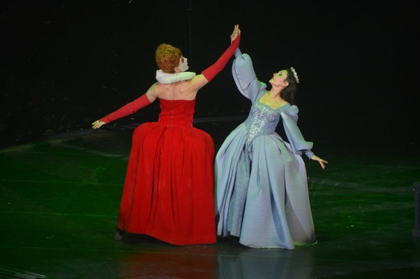 Сцена из спектакля «Две королевы». Фото с сайта www.imt.irkutsk.ru