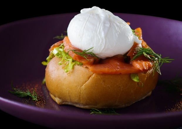 Яйцо бенедикт с неркой малой соли