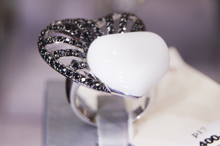 Кольцо в виде сердца из серебра с фианитами и эмалью