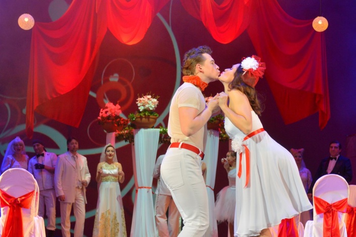 Сцена из спектакля "Crazy dance, или Пять свадеб в один день". Фото с сайта www.imt.irkutsk.ru Сцена из спектакля "Crazy dance, или Пять свадеб в один день". Фото с сайта www.imt.irkutsk.ru