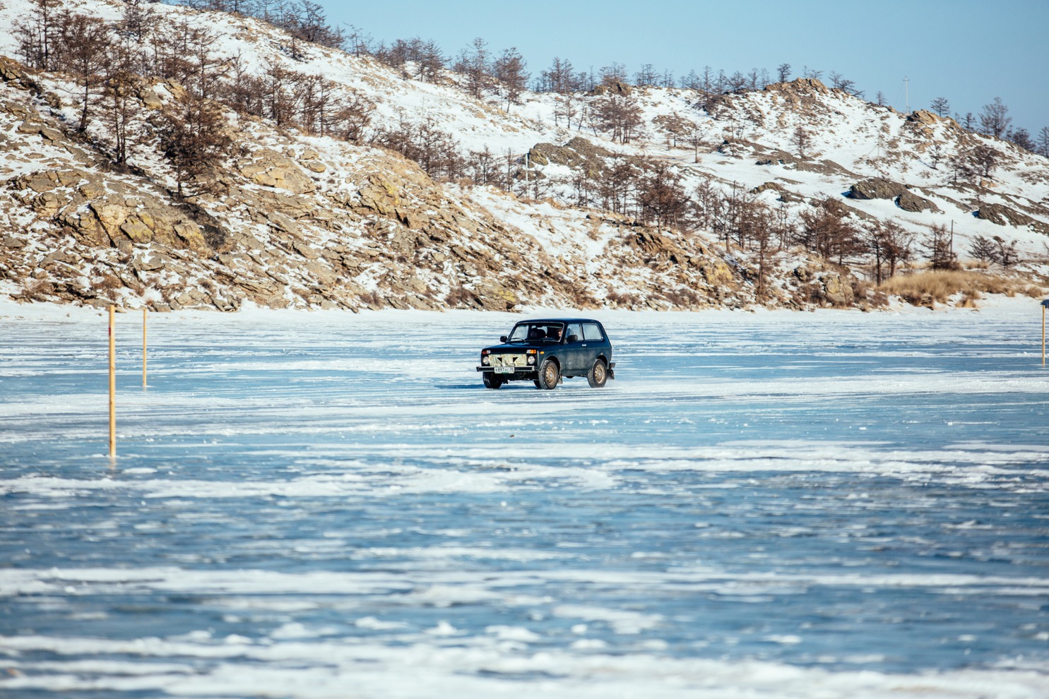 Ледовая дорога на Ольхон протяжённостью около 12 километров, двухсторонняя, каждая полоса шириной 20 метров.