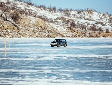 Ледовая дорога на Ольхон протяжённостью около 12 километров, двухсторонняя, каждая полоса шириной 20 метров.