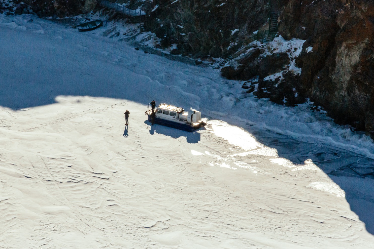 Теперь жители острова и туристы смогут безопасно передвигаться по льду озера Байкал от залива Куркут до залива Иркутская Губа на автомобилях.