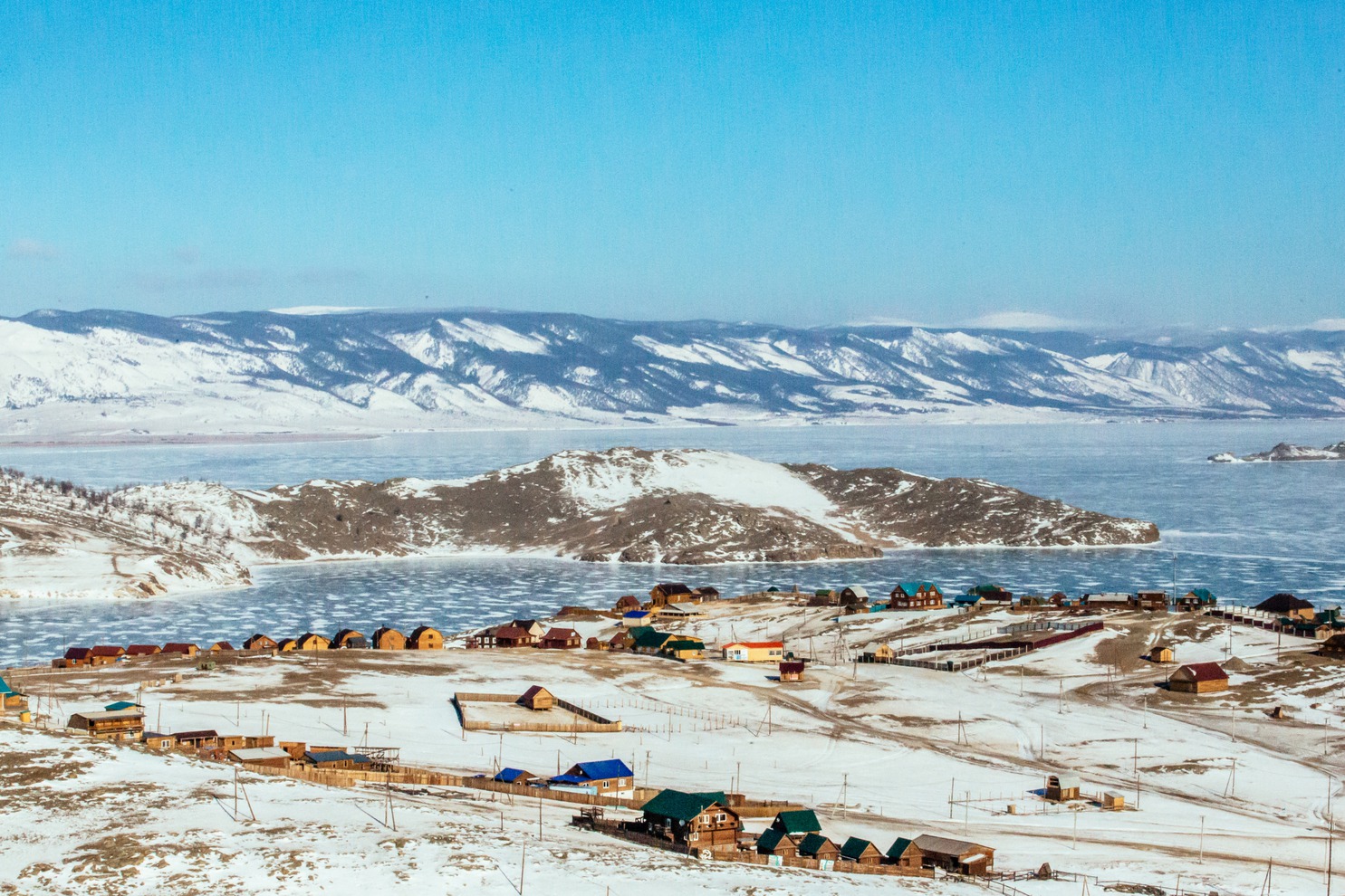 15 февраля ледовая дорога связала остров Ольхон с материком.
