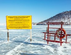 При соблюдении ограничения грузоподъёмности автомобиля, его скорости 10 километров в час и других правил дорожного движения переезд по переправе безопасен.