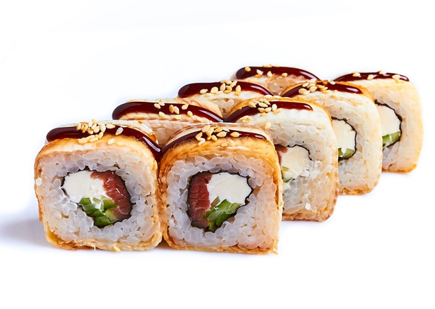 Канада (Рис, сливочный сыр, огурчик, семга, обернут в угорь х.к, соус унаги, кунжут)