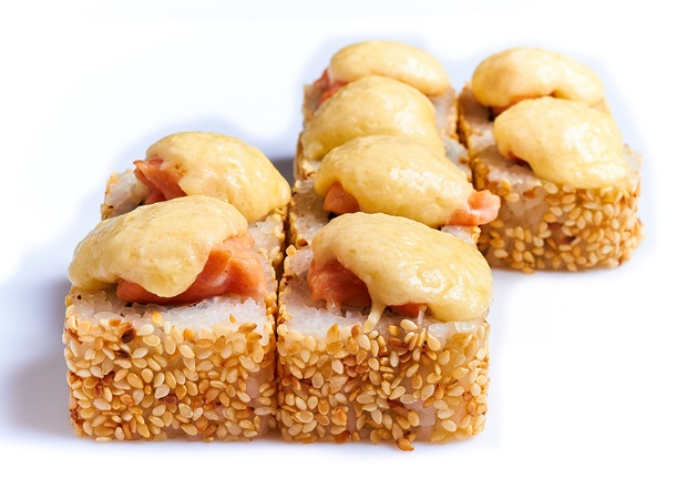 Сяке гриль маки (рис, сливочный сыр, японский омлет, огурчик, семга, кунжут, запечен под шапкой из сыра)