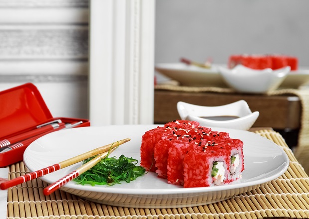 Калифорния сяке (рис, икра тобико, сливочный сыр, семга, огурчик)