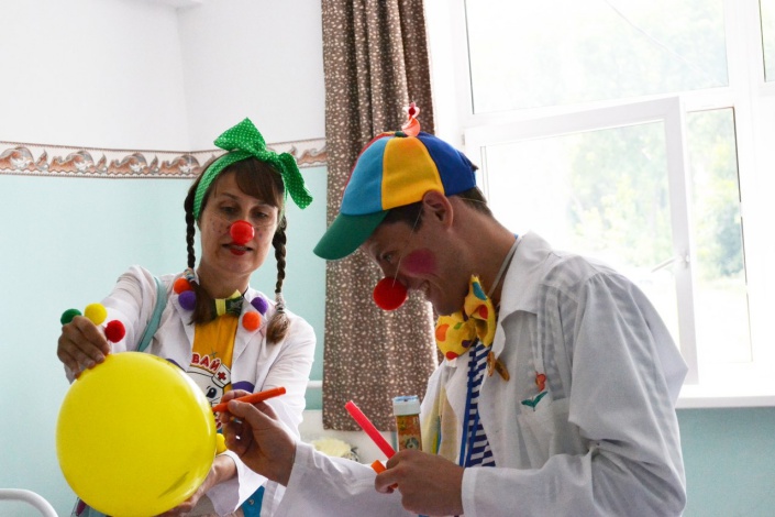 Выход клоуна 5. Больничный клоун. Проект больничные клоуны. Больничный клоун профессия. Родители клоуна.