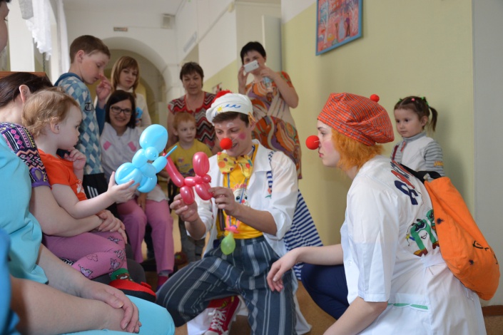 Выступление клоунов — настоящее событие в больничных стенах