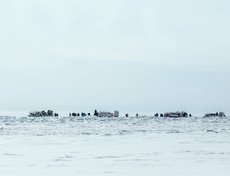 Заметили китайских туристов. Их большими группами возят на хивусах к торосам. Эмоциональные диалоги азиатов слышны за километр.