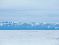 Никогда не угадаешь, в какой момент покажутся горы на той стороне озера. Вот и мы увидели их только на середине пути.