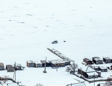 На фото два нарушителя. Это водитель, который приехал в поселок по несанкционированной переправе, и человек на санях, привязанный к автомобилю. Такие развлечения опасны для жизни.