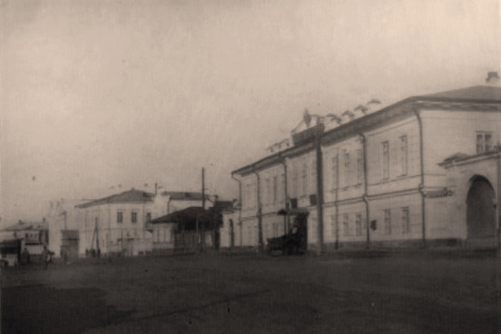 Набережная Ангары, начало 20 века, справа канцелярия генерал-губернатора