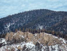 На скале у поселка есть деревянная беседка. Подниматься до нее тяжеловато — круто, но даже зимой безопасно.