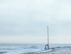 И обреченно лежит у стойки привязанный к ней цепью стул. Чтобы ветром не сдуло, видимо.