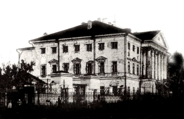 "Белый дом" после обстрела в 1917 году "Белый дом" после обстрела в 1917 году