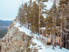 Уф! Не помешает осторожность и не скользкая обувь, если решили пройти куда-то дальше огороженной территории.
