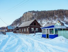 На весь поселок тут лишь один магазин, в котором продукты стоят на порядок дороже, чем в городе. Провиант лучше взять с собой.