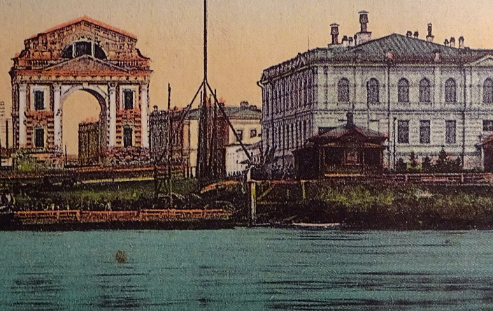 Справа - корпус, построенный в 1903 году