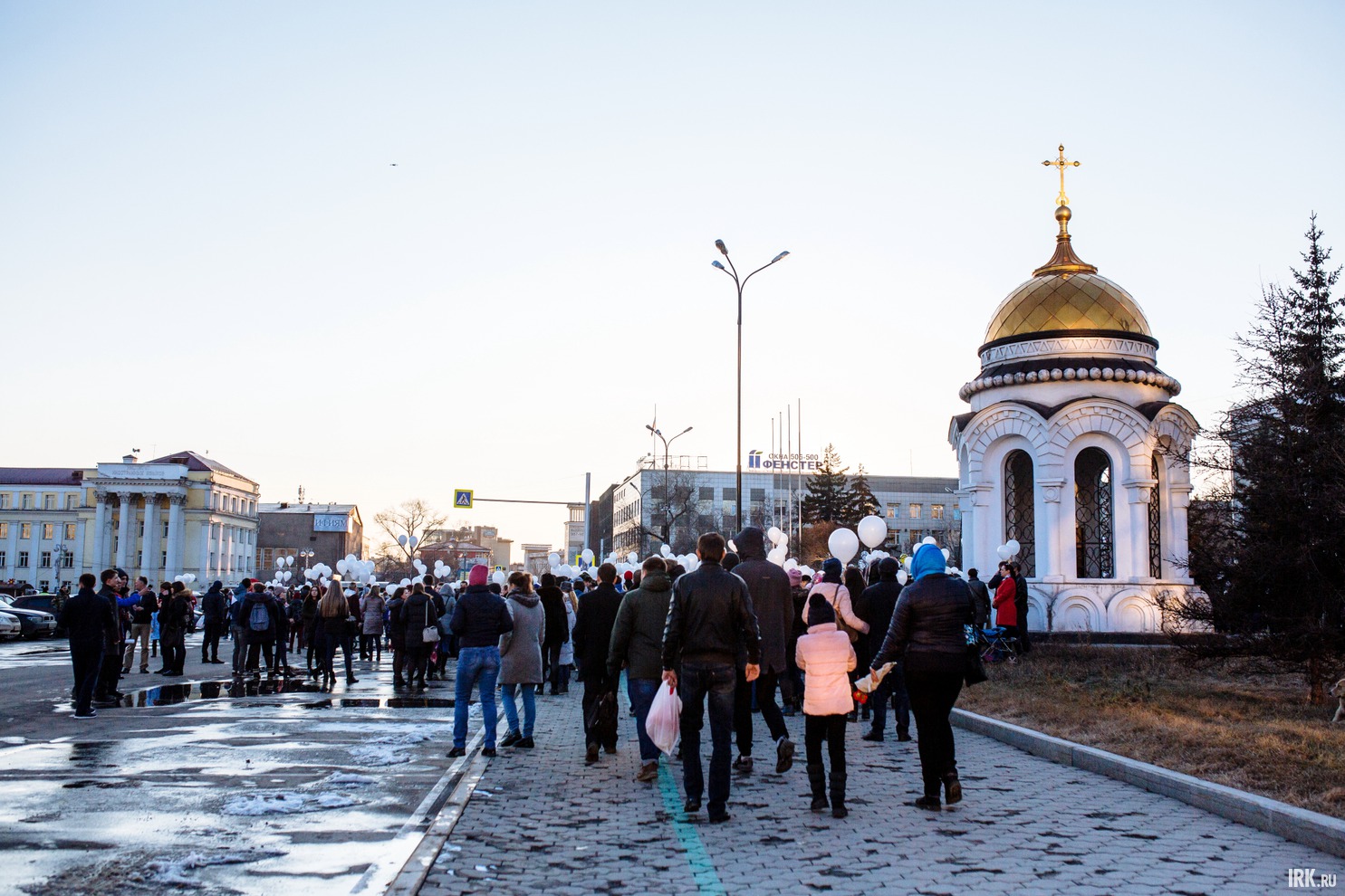 Иркутяне начали собираться у часовни с 18 часов