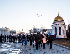 Иркутяне начали собираться у часовни с 18 часов