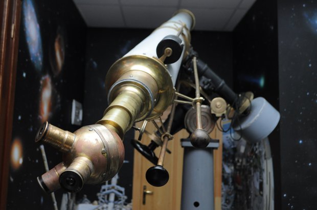 Исторический телескоп-рефрактор, изготовленный немецкой фирмой Carl Zeiss в 1909 году Исторический телескоп-рефрактор, изготовленный немецкой фирмой Carl Zeiss в 1909 году
