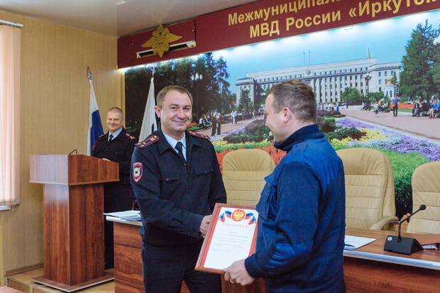 Андрей Жбанов вручает награду Алексею