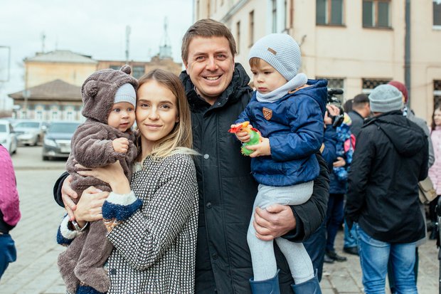Дарья и Денис Гук с сыновьями Дарья и Денис Гук с сыновьями