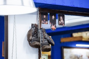Старые боксерские перчатки подарили клиенты