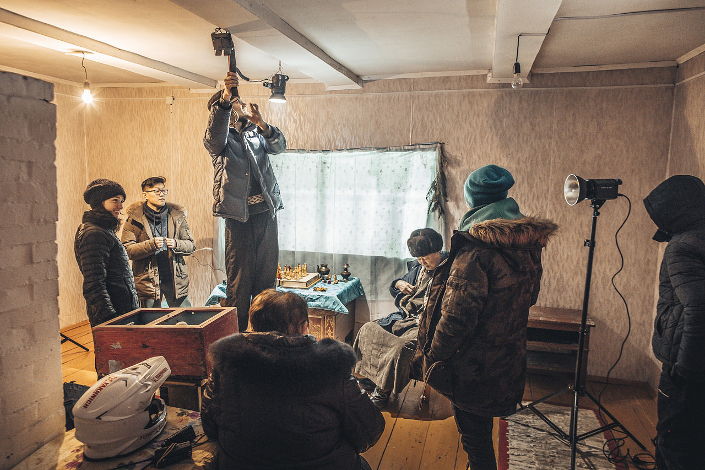 Игровую сцену снимали в пустующем домике на территории дацана в Аршане