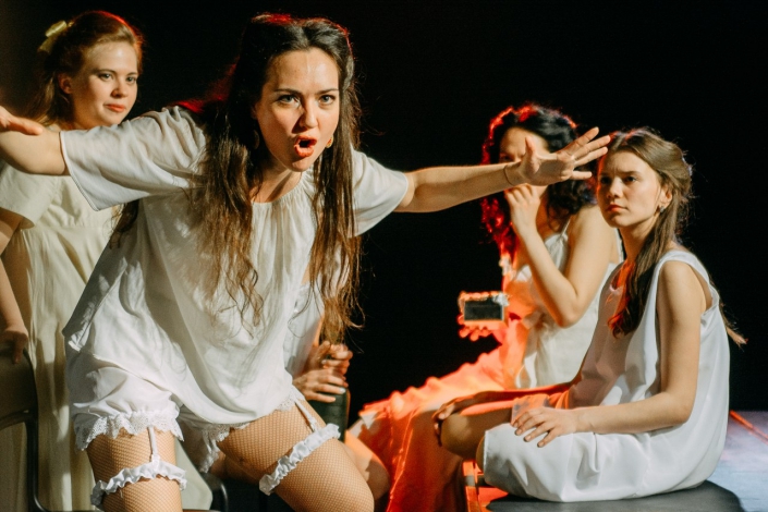 Сцена из спектакля молодёжного камерного театра «Подвал». Фото с сайта vk.com/teatrpodval