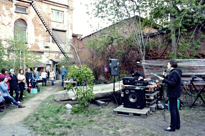 Поэты читают стихи во дворике Галереи сибирского искусства. Фото пресс-службы галереи