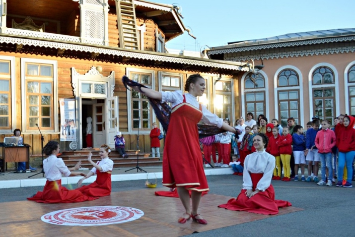 Концерт во дворе усадьбы Сукачёва. Фото предоставлено пресс-службой музея