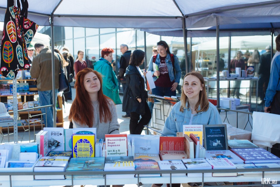 На площади перед торгово-развлекательным комплексом «Модный Квартал» развернулась книжная ярмарка.
