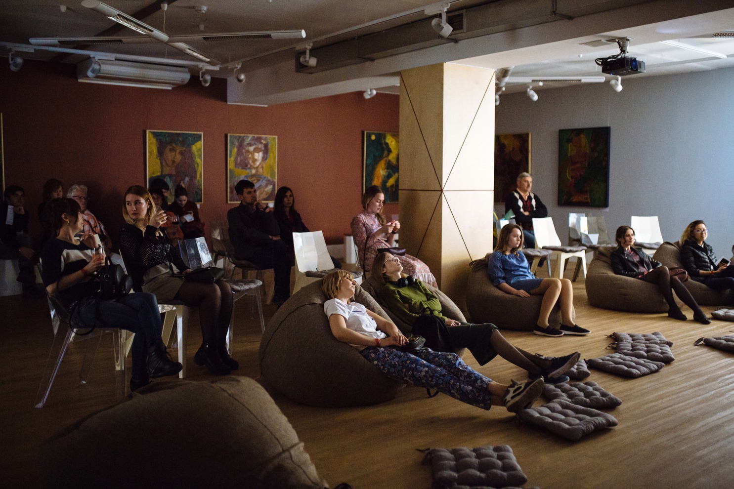 В камерном зале с удобными креслами-мешками зрители смотрели подборку авторских короткометражек.